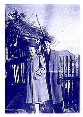 Gymnazistka Mária Beláková s pánom učiteľom Karolom Schramom 