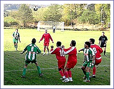 Z nedeľného futbalu Rožňavské Bystré - Čoltovo 3:1. Foto: P. Urban