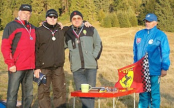 Prví traja na 9. ročníku MRA F3F FAI, z ľava: 3. Kryzstof Wilkos z Krakova, víťaz Vladimír Šimo, Ružomberok a 2. Leszek Kaczmarski, Zakopané.  