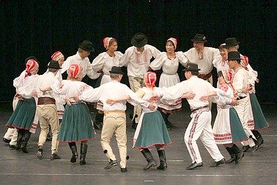Japonský folklórny súbor Krásna Hôrka z Tokya pri vystúpení.
