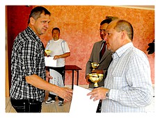 Na aktíve ŠTK v Rožňave prevzal predseda TJ Baník Rožňavské Bystré Miloš Leng od sekretára ObFZ Dušana Polláka pohár a diplom za 3. miesto v II. triede v ročníku 2010-2011. Foto: K. Csobádi