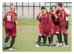 Takto sa šesťkráttešili futbalisti Gemerskej Hôrky v zápase s Gemersou Polomou, keď hladko zvíťazili v treťom kol 6:1. Foto: Alexander Ambrus