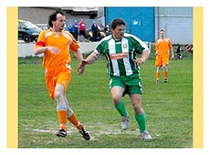 Otto Varga zo Slavošoviec (na obr. vľavo) patrí medzi najlepších strelcov I. triedy vo futbale. Foto: internet