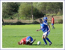 Z majstrovského futbalu 11. kola II. triedy Rožňavské Bystré - Dedinky 8:1. Foto: P. URBAN