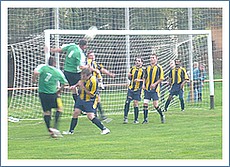 Záber z nedohraného zápasu Kovstav - Rožň. Bystré pre inzultáciu rozhodcu domácim hráčom. Foto: P. Urban