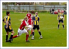 Z majstrovského futbalu II. triedy Rožňavské Bystré - Hrhov 5:3 (2:2). Foto: J. Molnár