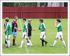 Aj na hornom Gemeri sa medzi rozhodcami objavujú aj ženské tváre. Zo zápasu Jovice - Drnava 0:6. 