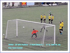 Futbalisti štvrtoligovej Rožňavy v derby zápase so Štítnikom prehrali v siedmom kole gólom M. Gallu streleného v 88. min. zápasu. Foto: Karol Csobádi
