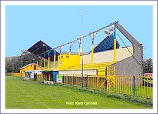 Tribúna na futbalovom štadióne v Rožńave po nedávnej víchrici. Foto: Karol Csobádi, internet