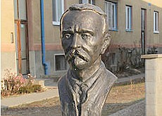 Busta Petra Kellnera-Hostinského na Námestí Š. M. Daxnera v Rimavskej Sobote