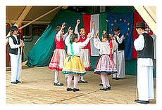 Detský folklórny súbor Kincskereso z Drnavy na vystúpení v Nových Zámkoch.