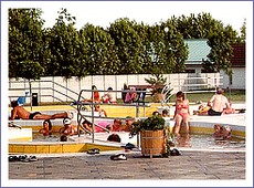 Invalidní dôchodcovia z Gemerskej Hôrky sa rozhodli naštíviť blízke kúpeľné mestečko Tiszaujváros v Maďarsku, kde našli príjemné prostredie s termálnou vodou. Foto: M. Sajenko