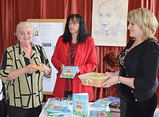 Pani M. Ráčková (z ľava prvá) a pani T. Pastorková (z prava prvá) boli krstnými mamami knihy Prečo lienky nosia podkolienky, ktorú napísala pani Ivona Ďuričová ( v prostriedku). Foto: O.D.