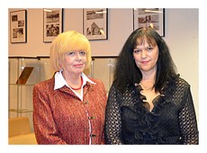 Tatiana Hurová-Lenková a Ivona Ďuričová-Lengová pri krste knihy Eromantické láskovníky. Foto: O. Doboš