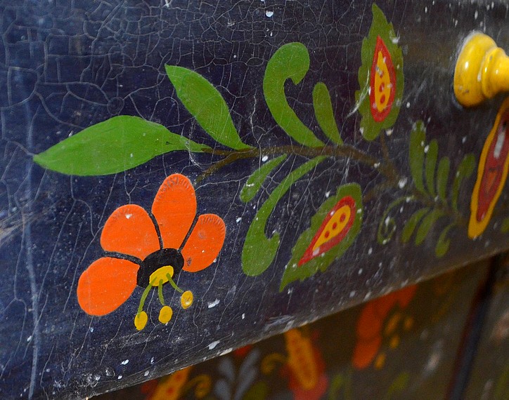 rv Detail malovanej komody 1