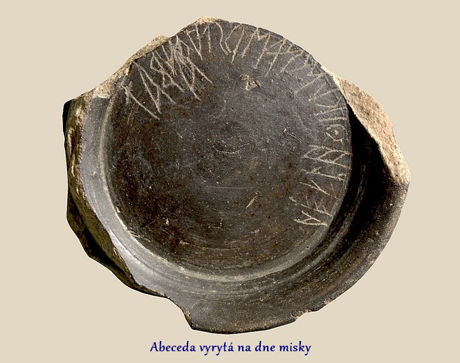brat s Abeceda-vyrita-na-dne-misky