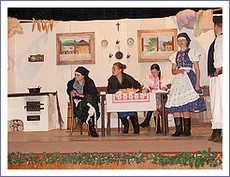 Výjav z divadelného predstavenia Ženský zákon po kočorhensky v Revúcej. Foto: J. Johan