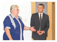 Zlatica Halková, riaditeľka DMS v Rožňave a prednosta Obvodného úrad Miloš Gallo na vernisáži výstavy o Zahraničnej Matici slovenskej.