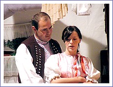 Divadelní ochotníci z Revúčky Ján Johan ako Miško Malecký a Nika Kederová ako Anička Javorová v Hre Ženský zákon. 