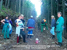 Lesné brigádničky cestu pod Kohút majú veru obťažnú. Tesne pred koncom cesty ich čaká prekonať strminu 45 stupňov ostrú.