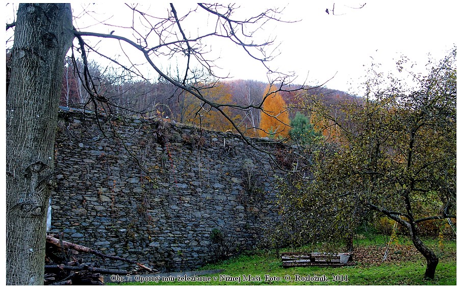 Obr.7: Oporný múr železiarne v Nižnej Maši. Foto O. Rozložník, 2011