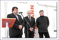 Na fotografii zľava: primátor Jelšavy MVDr. Milan Kolesár, generálny riaditeľ firmy Viessman pre Slovensko Ing. Janda a Ing. Kotras (firma JSE Prakovce)