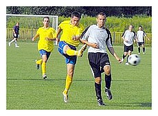 Jozef Rencsok v žltom drese pri streľbe na bránu. Foto: Karol Csobádi