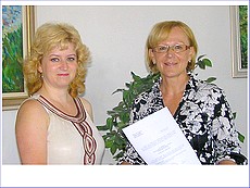 Nová riaditeľka ZŠ Ivana B. Zlocha v Revúcej Mgr. A. Kvetková pri preberaní menovacieho dekrétu od primátorky Revúcej Evy Cireňovej. Foto: RL