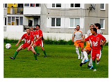 Futbalisti Hrhova sa už na pôde Slavošoviec predstavili v dobrom svetle a sú vážnym ašpirantom na postup z barážového stretnutia. Plešivec ich v žiadnom prípade nesmie podceniť. Foto: Karol Csobádi 