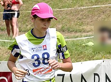Mladá pretekárka Klubu biatlonu Magnezit Revúca na trati pretekov v Predajnej.