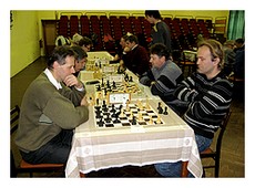 Víťaz turnaja Oldřich Wenke z Rožňavy (v pravo) hrá s hlavným organizátorom podujatia - Ing. Miroslavom Ciberajom z Betliara