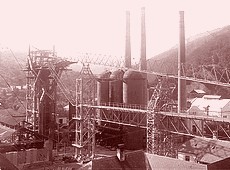 Vysoká pec železiarní v Tisovci – Hámri, ktorá bola zlikvidovaná v 60tych rokoch 20. storočia. Foto: Amanach spomienok na Tisovec.