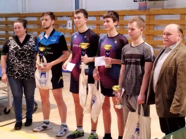Na obráízku z Gemerskej Polomy z+ava: starostka obce Lillian Bronďošová, 2. v poradí tutrnaja 2. Matej Harabin – 1.PPC Fortuna Kežmarok, víťaz turnaja Adam Klajber – TSG Kaiserslautern, 3. v poradí 3. Martin Marko – STK Lokomotíva Košice spolu s Marekom Tuturom – TJ STO Nižná