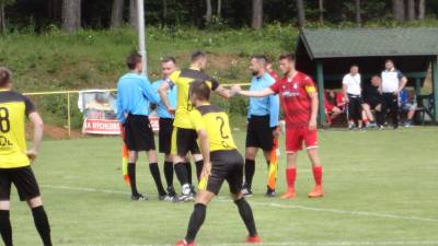 Takto sa začal majstrovský futbalový zápas 25. kola V. ligy JUH pod Krásnohorským hradom. Začlo podaním si rúk obidvoch kapitánov a potom na záver si hostia Z Topolian odviezli z Krásnohorského Podhradia i tri body po víťazstve 1:3..