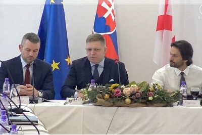 Vláda SR na výjazdovom rokovaní v Revúcej mala výhrady, že z regionálneho príspevku pre najmenej rozvinuté okresy sa financujú aj projekty, ktoré nevytvoria pracovné miesta