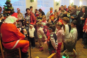 Mikuláš v Čiernej Lehote doniesol darčeky a rozsvietil aj stromček