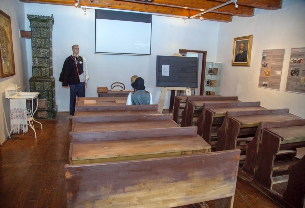 Brána zrekonštruovaného Múzea Prvého slovenského gymnázia v Revúcej je otvorená