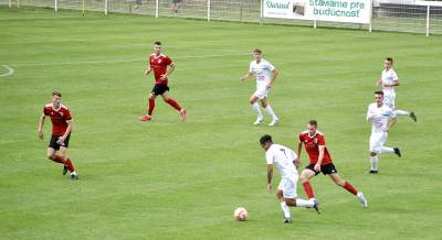 Naši futbaloví susedia z MŠK Rimavská Sobota (v bielom) hrajú v novom ročníku 2023-2024 III. futbalovú ligu Východ. Súťaž začali doma jednogólovým víťazstvom nad futbalistami TJ Baník Kalinovo ( v červenom) tesne 1:0. Záber nám práve tento súboj približuje fotografiou