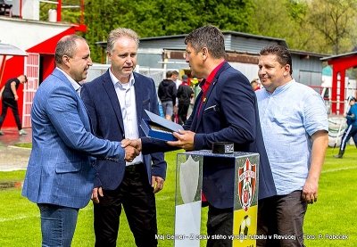 Na fotografii zľava: primátor mesta Revúca Ing. Július Buchta, prezident Mestského futbalového klubu Revúca Peter Lipták, predseda Oblastného futbalového zväzu v Rimavskej Sobote Marián Petrok, sekretár Oblastného futbalového zväzu pre okresy Rimavská Sobota a Revúca Ing. Ivan Ostrihoň.