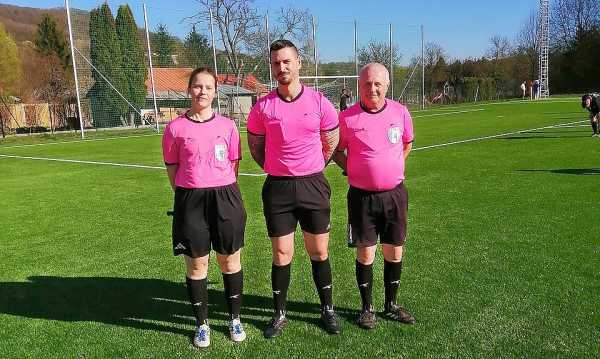 Na obrázku sú futbaloví rozhodcovia ObFZ Rožňava, z ľava: Michaela Vávrová, Lukáš Gyenes s otcom Júliusom Gyenesom: Rozhodovali zápas v Nadabule, kde sa stretli mužstvá Vyšnej Slanej a Krásnohorskej Dlhej Lúky.