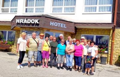 Seniori z "Lehvatky" na opekačke na Hrádku