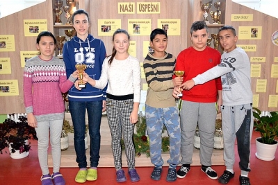 Stolnotenisové loptičky cez sieťku v Revúcej najpresnejšie lietali žiačkam ZŠ I. B. Zocha a žiakom z Lubeníka