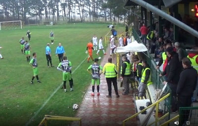 Hráči domáceho mužstva FK Krásnohorské Podhradie slušne čakajú po polčase odchod hosťujúceho mužstva Čičaroviec z plochy ihriska do šatní.