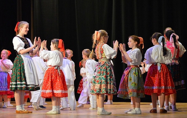 Eniki beniki v sále Radnice v Rožňave s detskými folklórnymi súbormi rožňavského okresu