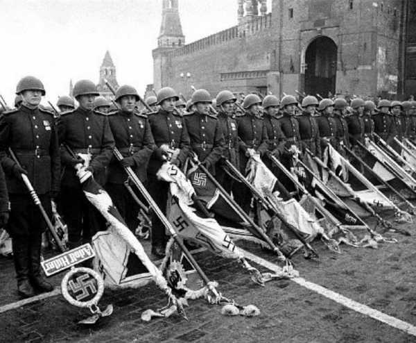 V Gemerskej knižnici Pavla Dobšinského pripravili výstavu fotografií k 80. výročiu ukončenia druhej svetovej vojny v Európe