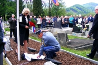 Prsť zeme z koncentračného tábora Flossenbürg, miesta popravy gen. Rudolfa Viesta, uložili počas osláv Dňa víťazstva v Revúcej