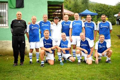 Internacionáli Lokomotívy Košice na turnaji v Rožňavskom Bystrom. Na foto zľava: Gašpar, Hlaváč, Štecák, Farkaš, Golenya, Németh, Begáni, Béreš. V podrepe Matulaj, Buda, Mikloško, Gajdoš.