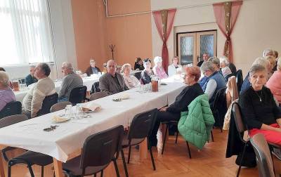 Priateľské stretnutie seniorov Revúckej Lehoty venované Mesiacu úcty k starším