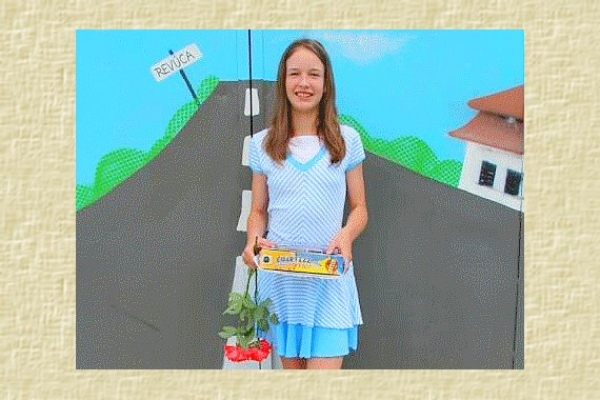 Helenka Slivenská.zo Základnej školy J. A. Komenského v Revúcej na konci školského roku 2016/2017 prevzala Cenu riaditeľa školy.