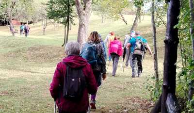 Krásna účasť! 243 seniorov sa stretlo na 25. ročníku Okresného turistického zrazu seniorov v Muránskej Dlhej Lúke. Prialo im aj počasie, vyhovovala i túra po okolí obce.